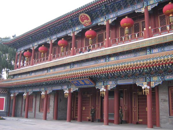 https://commons.wikimedia.org/wiki/File:Xinhua_Gate.jpg
