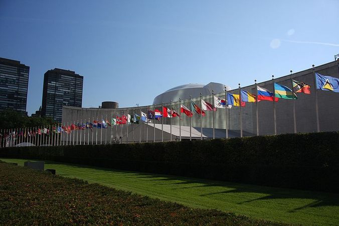https://commons.wikimedia.org/wiki/File:UN_General_Assembly_bldg_flags.JPG
