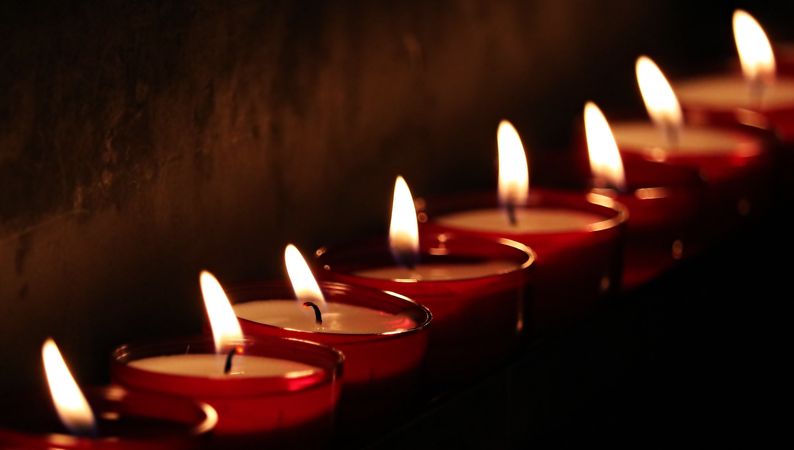 https://pixabay.com/en/tea-lights-church-light-prayer-2223898/